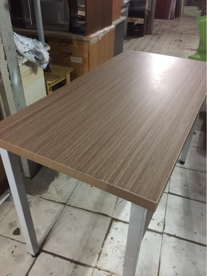 THANH LÝ BÀN LÀM VIỆC CHÂN SẮT 4 TRỤ 120x60